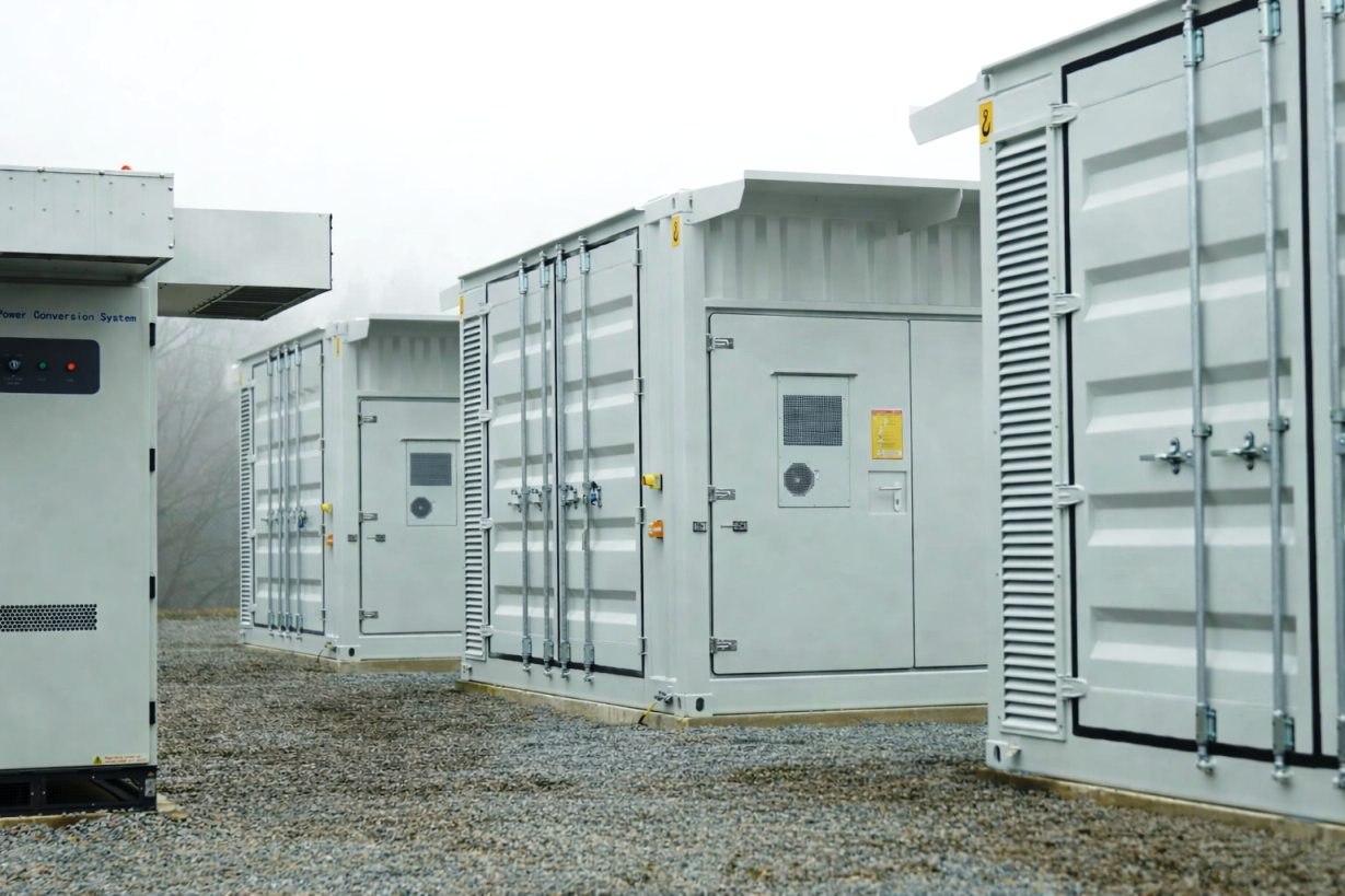 Batéria pripojená k veternej aj solárnej elektrárni. Česi spustili unikátne batériové úložisko 